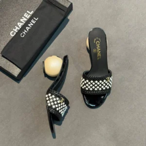 CHANEL 18