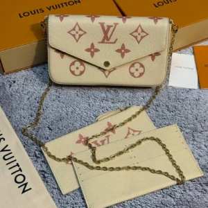 Клатч Louis Vuitton 1